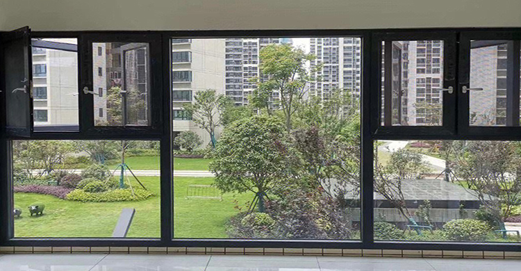 沈阳玻璃幕墙工程中的清静性与耐久性评估：确保修建质量与使用寿命的要害因素